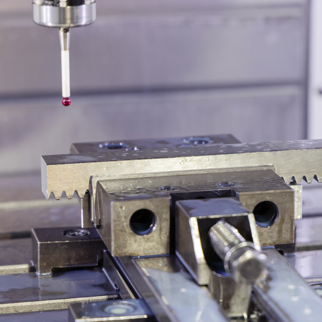 Máquina CNC en acción durante el mecanizado de piezas