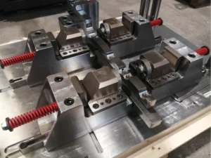 Conjunto de matrices para conformado de chapa metálica