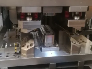 Matriz con pisador y guía flotante para estampación industrial